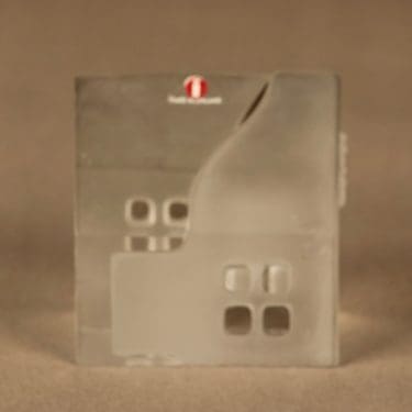 Iittala Iittalan kylä taidelasi, Postipojan torppa, suunnittelija Jorma Vennola, Postipojan torppa, signeerattu, numeroitu