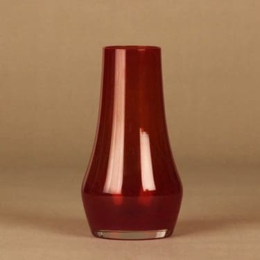 Riihimäen lasi Tuulikki maljakko, punainen, suunnittelija Tamara Aladin,