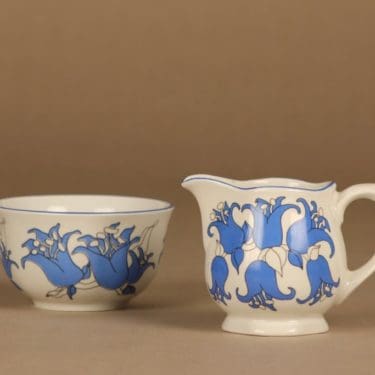 Arabia Lilja sokerikko ja kermakko, sininen, suunnittelija Laila Hakala, kukka