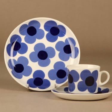 Arabia Aurinko kahvikuppi ja lautaset (2), sininen, suunnittelija Esteri Tomula, kukka