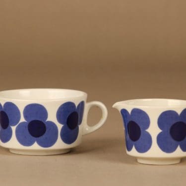 Arabia Aurinko sokerikko ja kermakko, sininen, suunnittelija Esteri Tomula, kukka