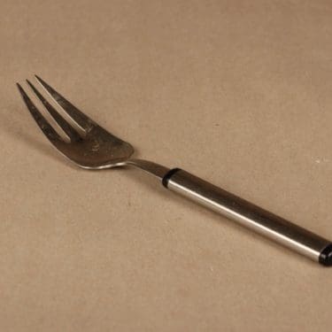 Hackman Elegia tarjoiluhaarukka, teräs, musta, suunnittelija Ahti Majuri,