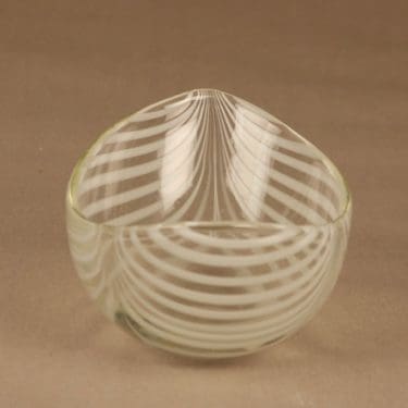 Kumela taidelasikulho, signeerattu, suunnittelija Maija Carlson, signeerattu