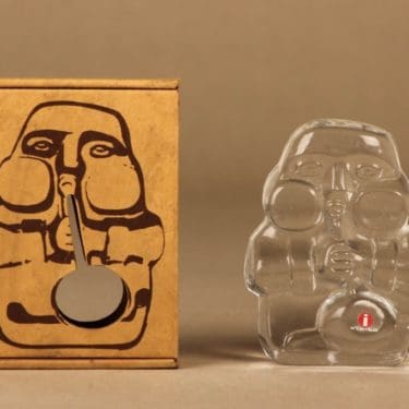 Iittala 2670 lasipaino, Lasinpuhaltaja, suunnittelija Jorma Vennola, Lasinpuhaltaja