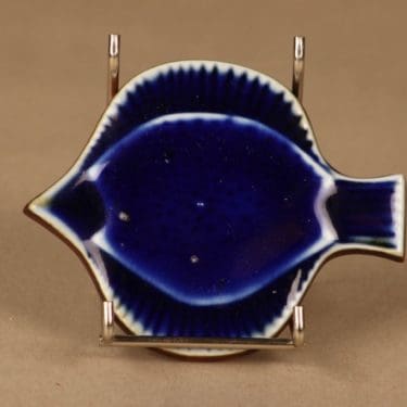 Arabia Kala seinäkoriste, Kala, suunnittelija Gunvor Olin-Grönqvist, Kala, käsinmaalattu, signeerattu