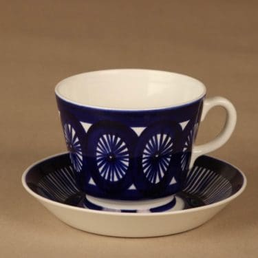 Arabia Fiesta kaakaomuki, käsinmaalattu, suunnittelija Ulla Procope, käsinmaalattu, 60 cl, signeerattu