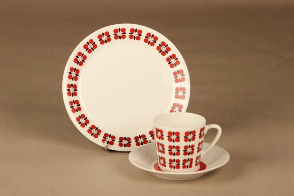 Arabia Eveliina kahvikuppi ja lautaset(2), punainen, musta, suunnittelija Esteri Tomula,