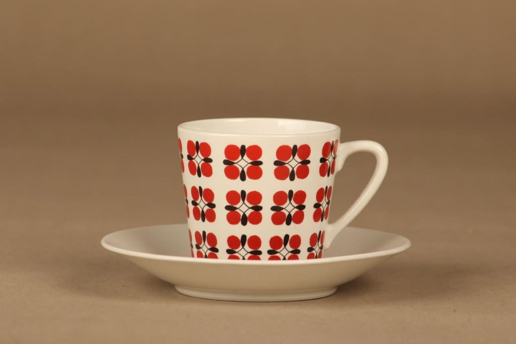 Arabia Eveliina kahvikuppi ja lautaset(2), punainen, musta, suunnittelija Esteri Tomula, kuva 2