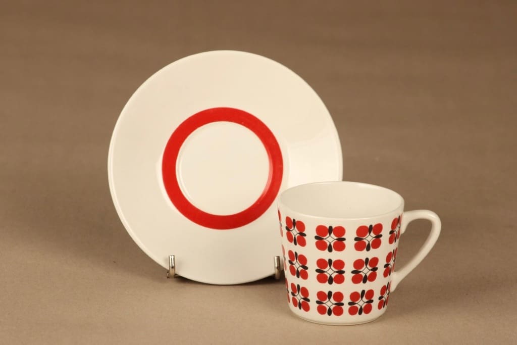 Arabia Eveliina kahvikuppi ja lautaset(2), punainen, musta, suunnittelija Esteri Tomula, kuva 3