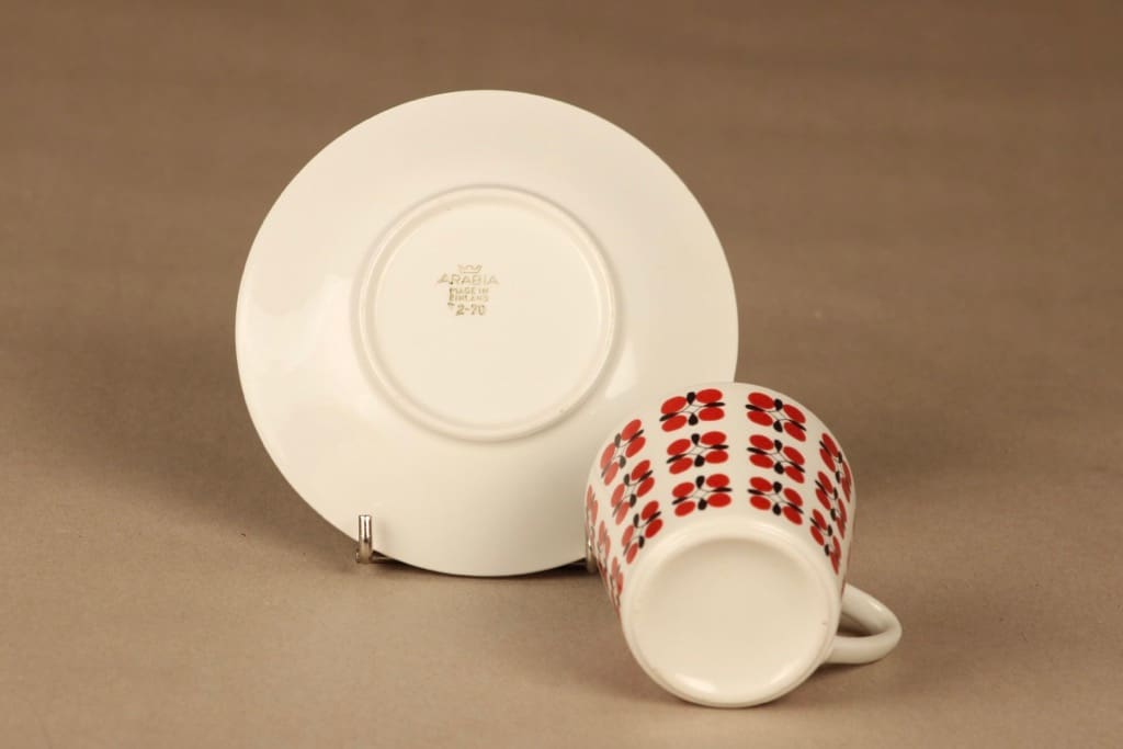 Arabia Eveliina kahvikuppi ja lautaset(2), punainen, musta, suunnittelija Esteri Tomula, kuva 4