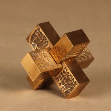 taide-esine, Hädän kolmet kasvot, suunnittelija Laila Pullinen, Hädän kolmet kasvot