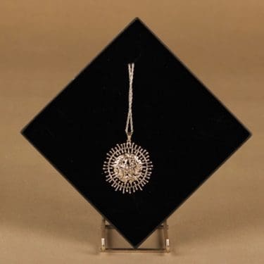 Kultakeskus Täysikuu kaulakoru , hopea, suunnittelija Tapio Wirkkala, hopea