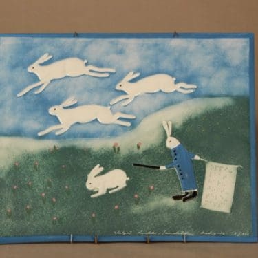 Arabia HLS seinätaulu, Loikkaharjoitus, suunnittelija Heljä Liukko-Sundström, Loikkakoulu, signeerattu, numeroitu