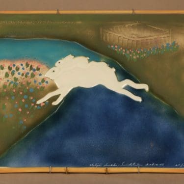 Arabia HLS seinätaulu, Yhdessä yli sinisen joen, suunnittelija Heljä Liukko-Sundström, Yhdessä yli sinisen joen, signeerattu, numeroitu