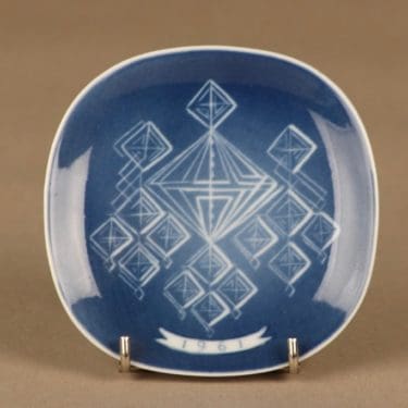 Arabia seinälautanen, 1961, suunnittelija Svea Granlund, 1961, vuosilautanen