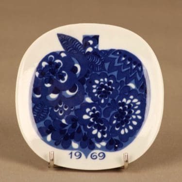 Arabia seinälautanen, 1969, suunnittelija Gunvor Olin-Grönqvist, 1969, vuosilautanen