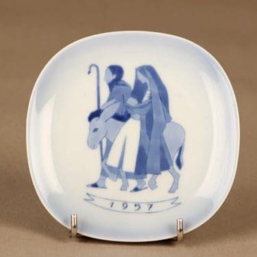 Arabia seinälautanen, 1957, suunnittelija Gunvor Olin-Grönqvist, 1957, vuosilautanen