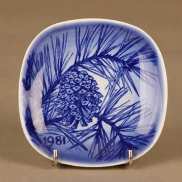 Arabia seinälautanen, 1981, suunnittelija Gunvor Olin-Grönqvist, 1981, vuosilautanen