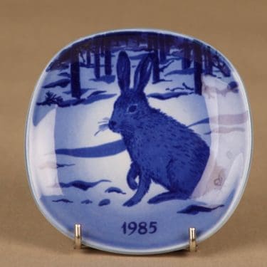 Arabia seinälautanen, 1985, suunnittelija Gunvor Olin-Grönqvist, 1985, vuosilautanen