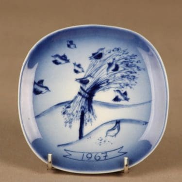 Arabia seinälautanen, 1967, suunnittelija Gunvor Olin-Grönqvist, 1967, vuosilautanen