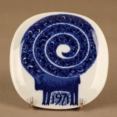 Arabia seinälautanen, 1971, suunnittelija Gunvor Olin-Grönqvist, 1971, vuosilautanen