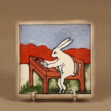 Arabia HLS seinälaatta, Pupukoululainen, suunnittelija Heljä Liukko-Sundström, Pupukoululainen, pupu, jänis