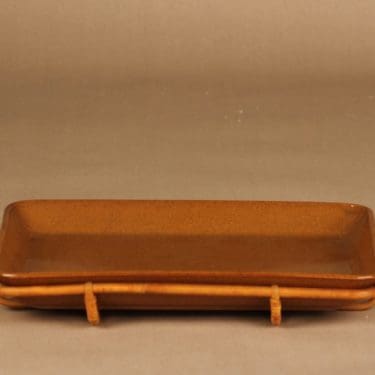 Arabia Kilta tarjoiluvati, rottinkitelineessä, suunnittelija Kaj Franck, rottinkitelineessä