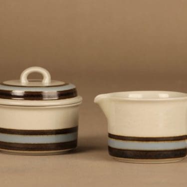 Arabia Suvanto sokerikko ja kermakko, raitakoriste, suunnittelija Ulla Procope, raitakoriste