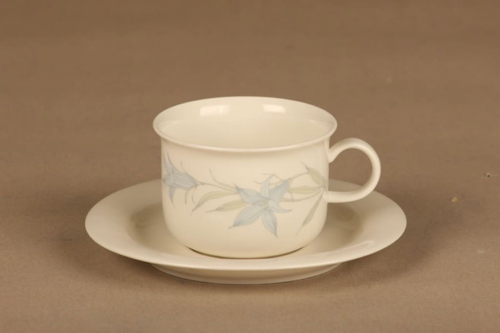 Arabia Sinikello teekuppi, valkoinen, sininen, suunnittelija Esteri Tomula, serikuva, kukka
