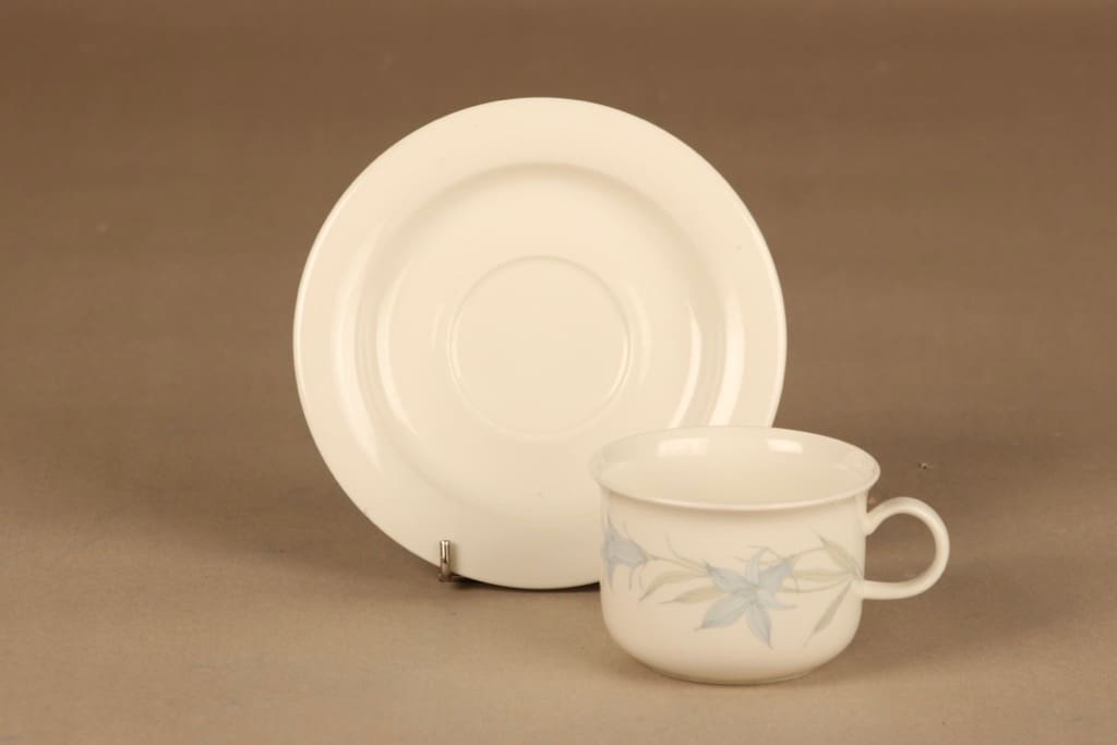 Arabia Sinikello teekuppi, valkoinen, sininen, suunnittelija Esteri Tomula, serikuva, kukka kuva 2