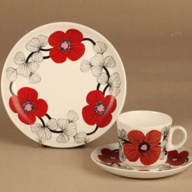 Arabia Isokukka kahvikuppi ja lautaset (2), punainen, musta, suunnittelija Esteri Tomula, kukka, retro