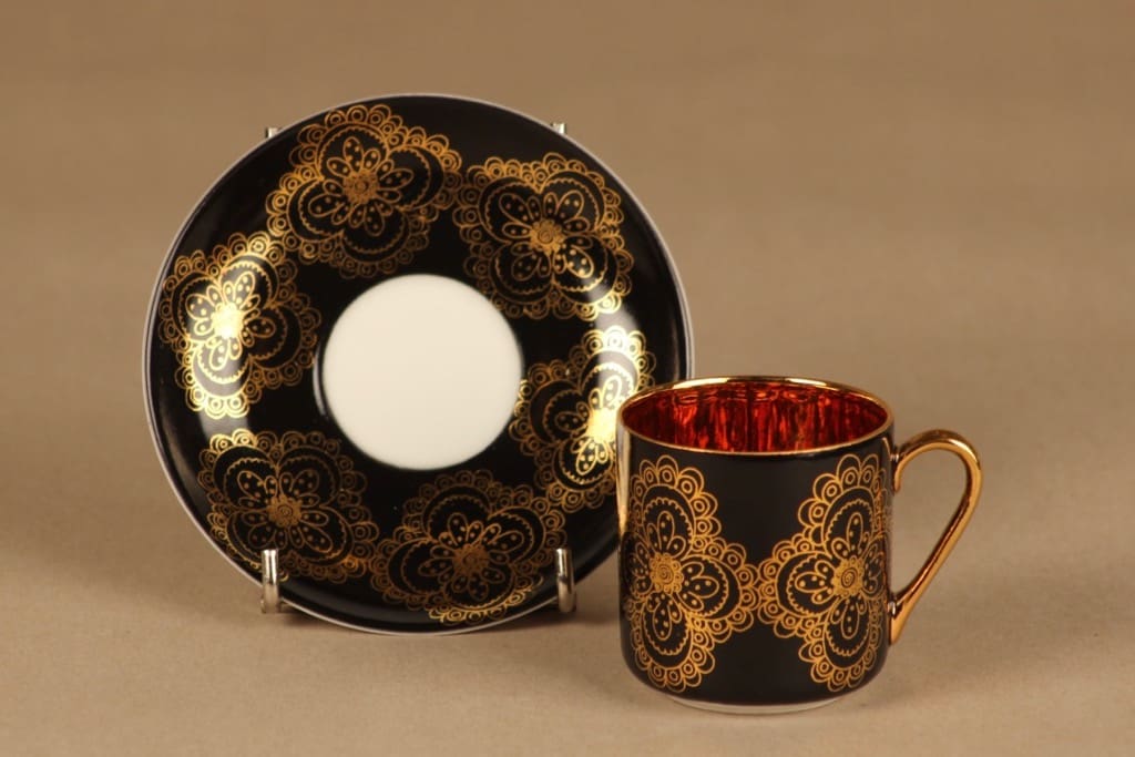 Arabia Odile mokkakuppi, musta, kulta, suunnittelija Esteri Tomula, kuva 2