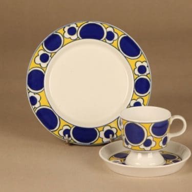 Arabia Pauliina kahvikuppi ja lautaset (2), keltainen, sininen, suunnittelija Anja Jaatinen-Winquist, retro