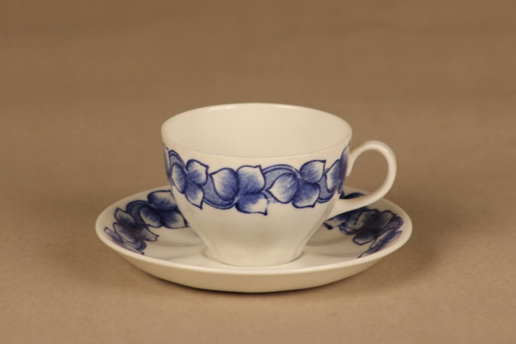 Arabia Rinki kahvikuppi ja lautaset (2), sininen, valkoinen, suunnittelija Esteri Tomula, kuva 2