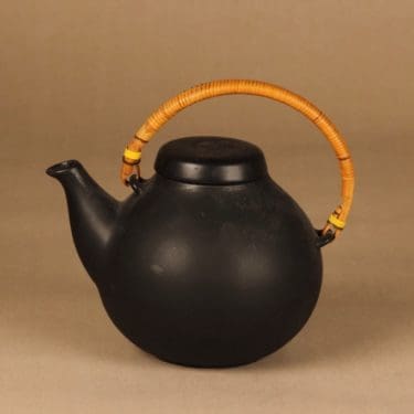 Arabia GA 3 kahvikaadin, rottinkikahvalla, suunnittelija Ulla Procope, rottinkikahvalla, 1.6 l