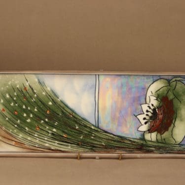 Arabia HLS seinätaulu, Hymyilevä luonto, suunnittelija Heljä Liukko-Sundström, Hymyilevä luonto, serikuva, kukka