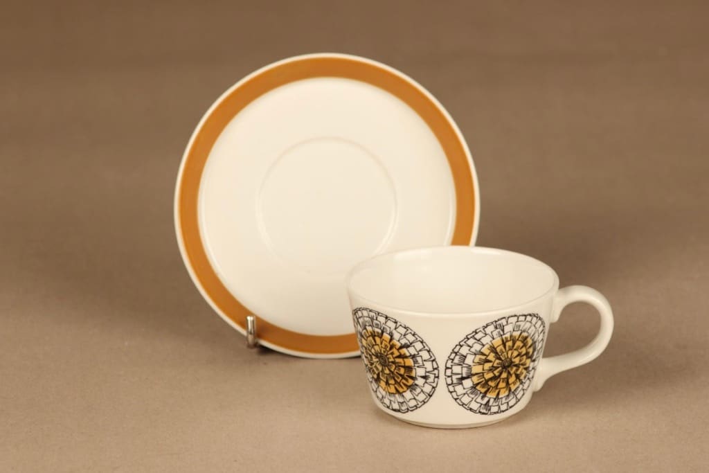 Arabia Kehäkukka kahvikuppi, keltainen, musta, suunnittelija Esteri Tomula, serikuva, retro kuva 2