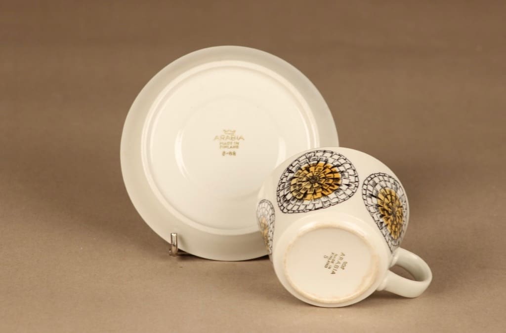 Arabia Kehäkukka kahvikuppi, keltainen, musta, suunnittelija Esteri Tomula, serikuva, retro kuva 3