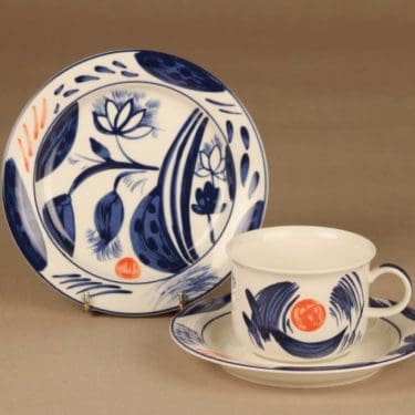 Arabia Arctica Nova teekuppi ja lautaset(2), sininen, oranssi, suunnittelija Dorrit von Fieandt, kukka, moderni