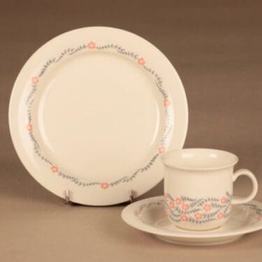 Arabia Rosette kahvikuppi ja lautaset suunnittelija Inkeri Leivo