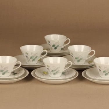 Arabia Julia kahvikuppi ja lautaset (2), käsinmaalattu, 6 kpl, suunnittelija Hilkka-Liisa Ahola, käsinmaalattu, kukka, ruusu, lehti