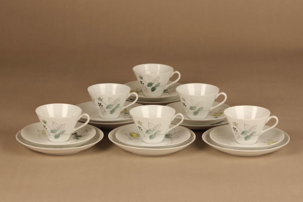 Arabia Julia kahvikuppi ja lautaset (2), käsinmaalattu, 6 kpl, suunnittelija Hilkka-Liisa Ahola, käsinmaalattu, kukka, ruusu, lehti