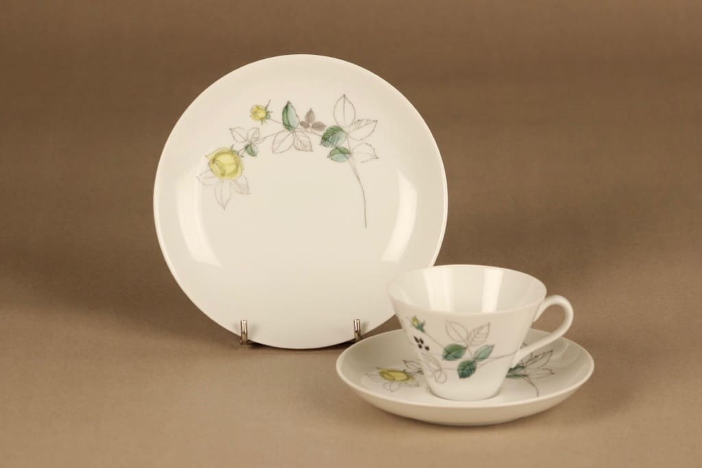 Arabia Julia kahvikuppi ja lautaset (2), käsinmaalattu, 6 kpl, suunnittelija Hilkka-Liisa Ahola, käsinmaalattu, kukka, ruusu, lehti kuva 2