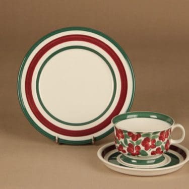 Arabia Purpurijenkka teekuppi ja lautaset (2), käsinmaalattu, suunnittelija Ulla Procope, käsinmaalattu, signeerattu