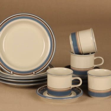 Arabia Uhtua kahvikuppi ja lautaset (2), raitakoriste, 4 kpl, suunnittelija Inkeri Leivo, raitakoriste, raitakoriste