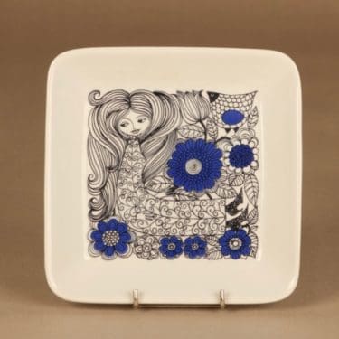 Arabia Pastoraali lautanen, sininen, musta, suunnittelija Esteri Tomula, satu-aihe