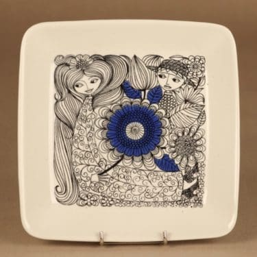 Arabia Pastoraali lautanen, sininen, musta, suunnittelija Esteri Tomula, satu-aihe