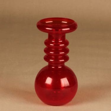 Riihimäen lasi Carmen maljakko, punainen, suunnittelija Tamara Aladin,