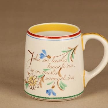 Arabia Sauna olutmuki, käsinmaalattu, suunnittelija Svea Granlund, käsinmaalattu, Joka on laiska lauantaina, se on musta sunnuntaina.