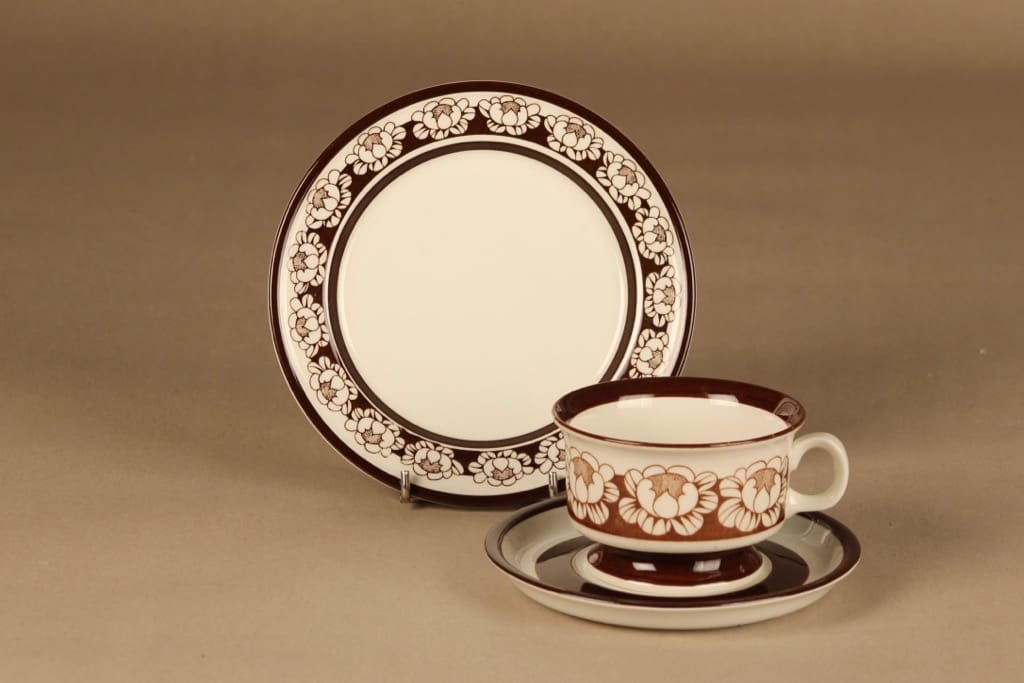 Arabia Katrilli teekuppi ja lautaset(2), ruskea, suunnittelija Esteri Tomula,
